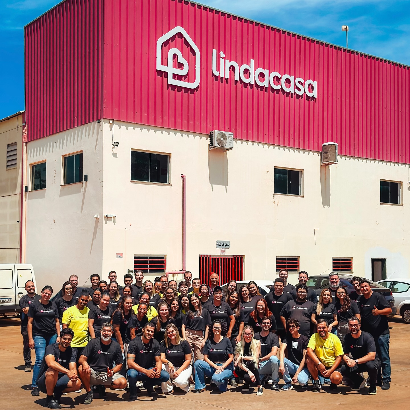 Equipe Linda Casa em frente à sede da empresa
